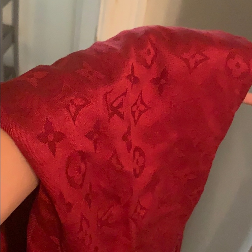 Lv scarf